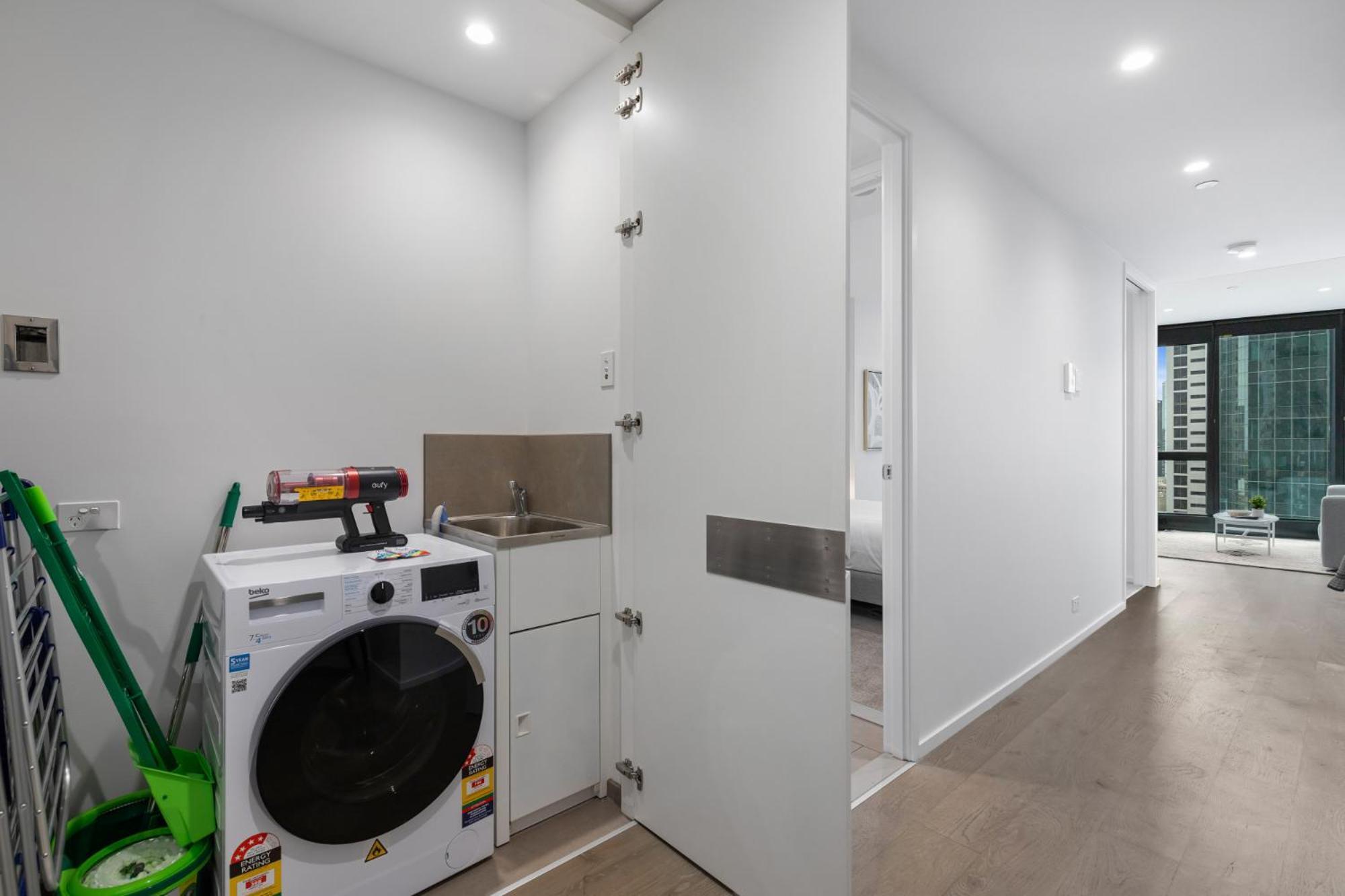 Impeccably Modern 1-bed With Incredible Views * Melbourne
