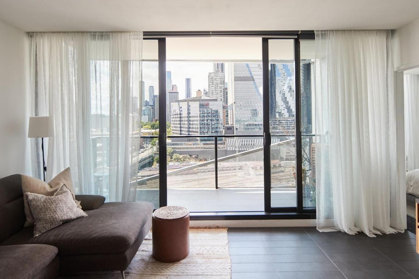Cityscape Trendsetter - Contemporary Chic With Pool Apartment *