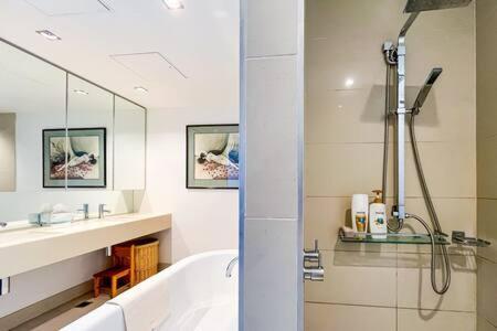 Luxury 4b Docklands Penthouse Water Views Holiday home Melbourne