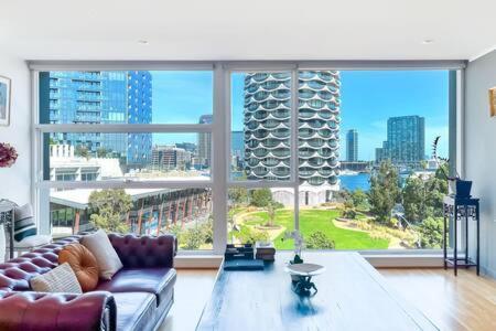 Luxury 4b Docklands Penthouse Water Views *