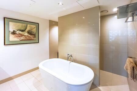 Luxury 4b Docklands Penthouse Water Views *