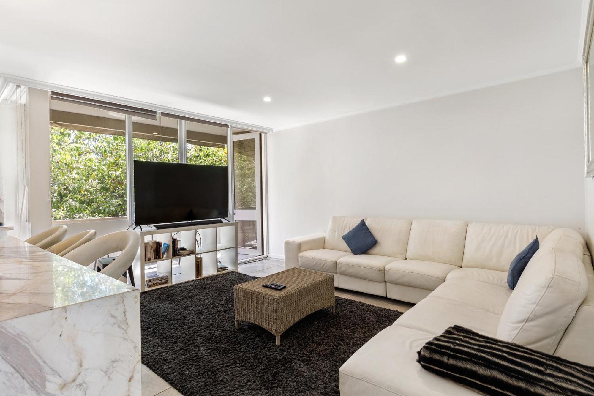 Apartment Luxury Spacious 3-bedroom On Exclusive Lansell Rd, Toorak