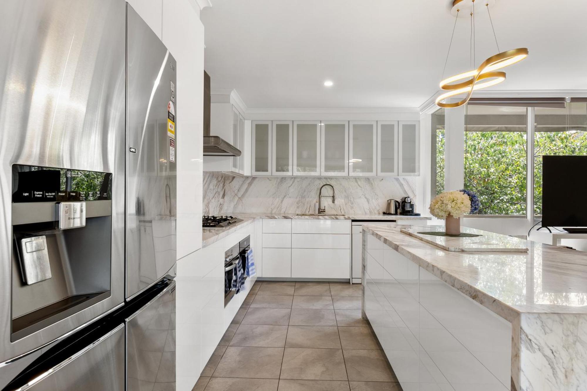 Luxury Spacious 3-bedroom On Exclusive Lansell Rd, Toorak Apartment *
