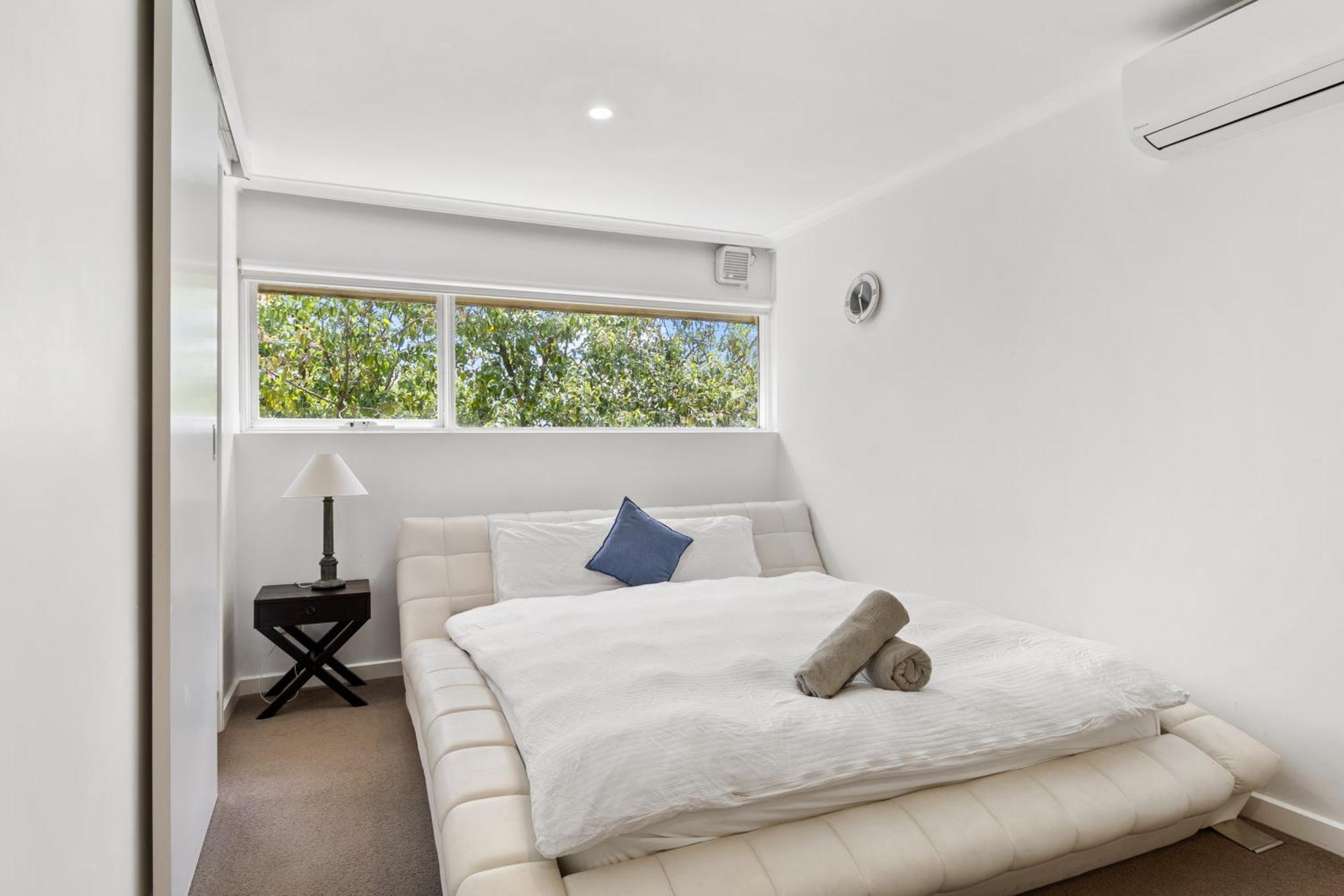 Luxury Spacious 3-bedroom On Exclusive Lansell Rd, Toorak Apartment