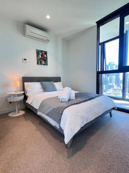Cbd Skyline View 2br+1ba * Melbourne