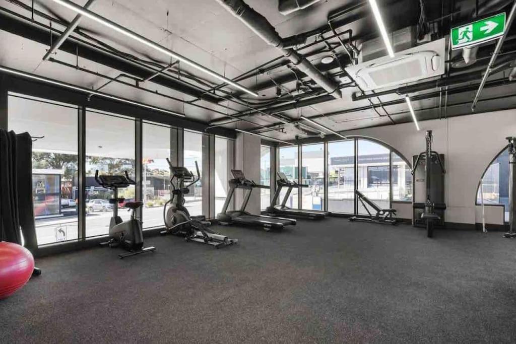 Airy 1br Ivanhoe With Balcony & Free Parking#sp05 Apartment Melbourne