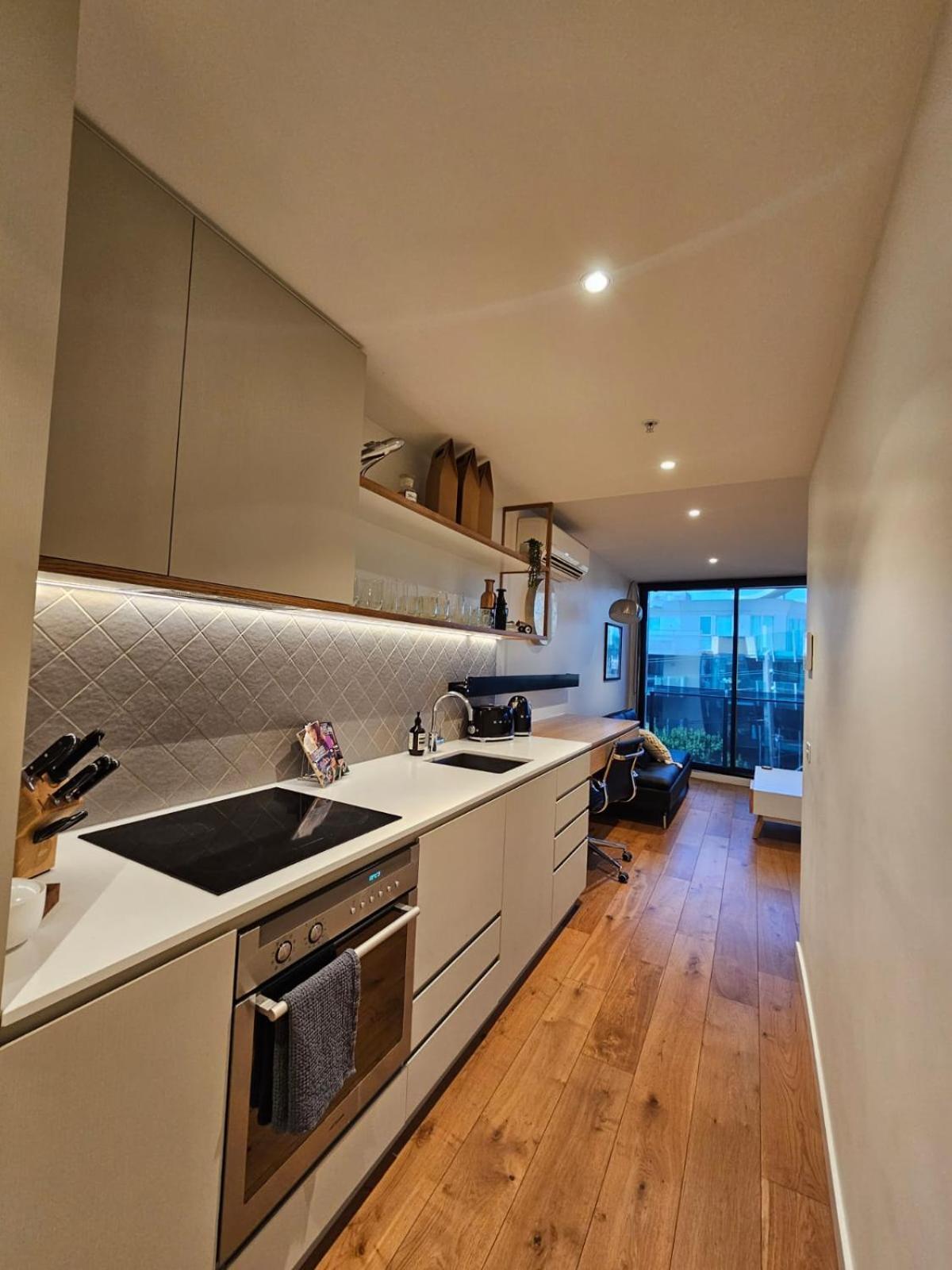 Metro Retreat On Burnley Apartment *