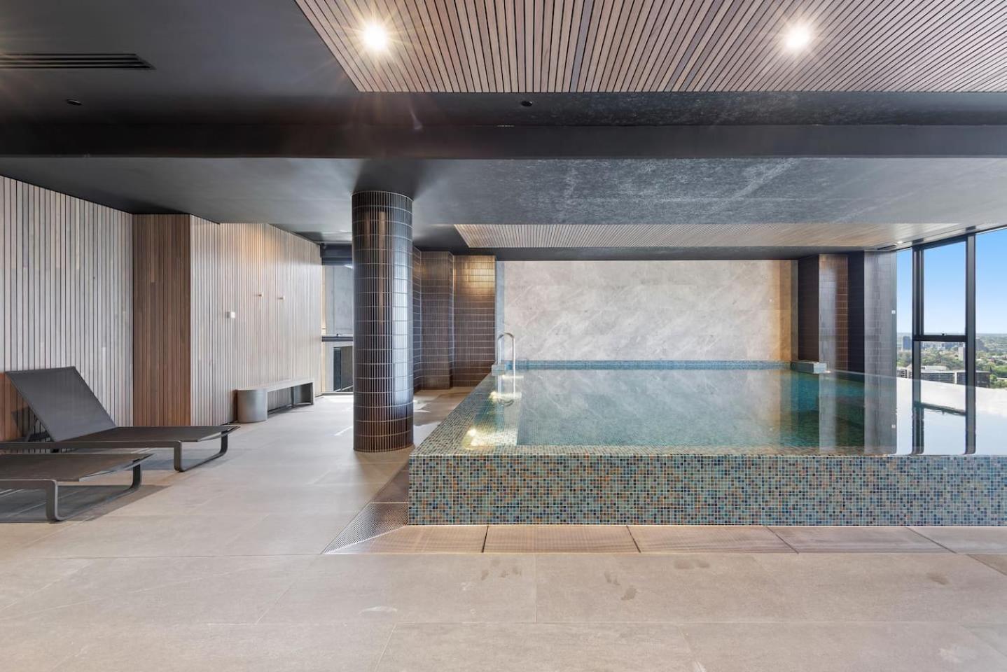 Chic Urban Escape Pool, Gym And Charm