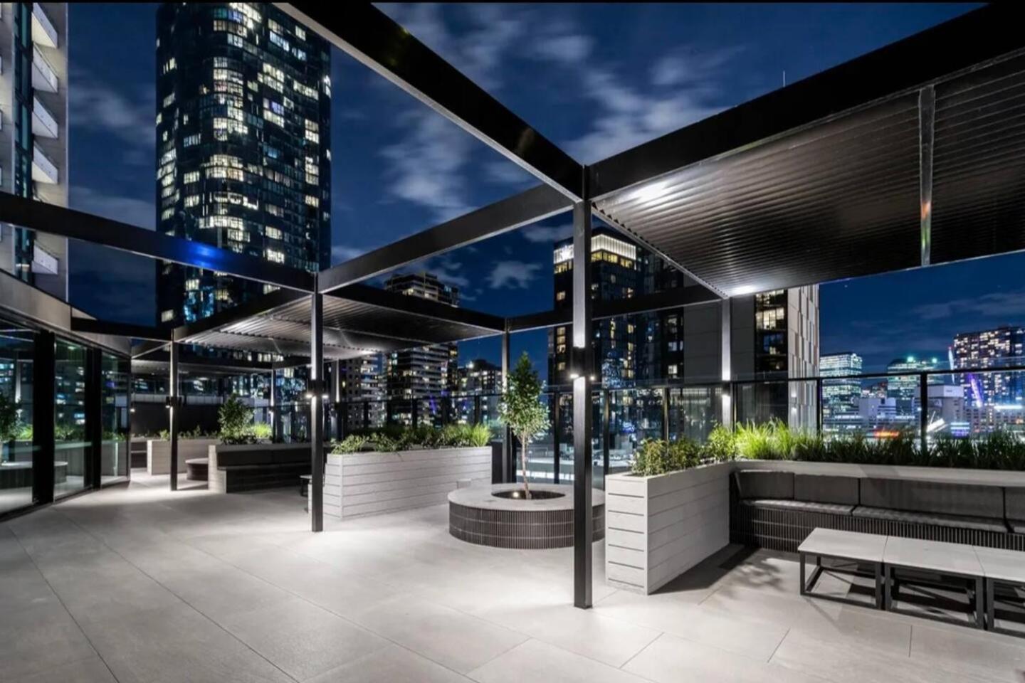 Chic Urban Escape Pool, Gym And Charm Apartment Melbourne