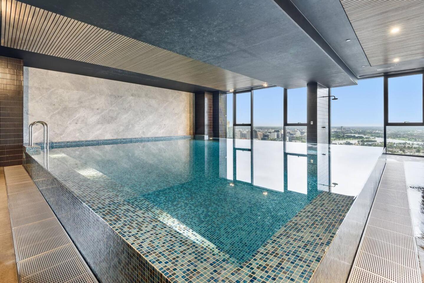 Chic Urban Escape Pool, Gym And Charm Melbourne
