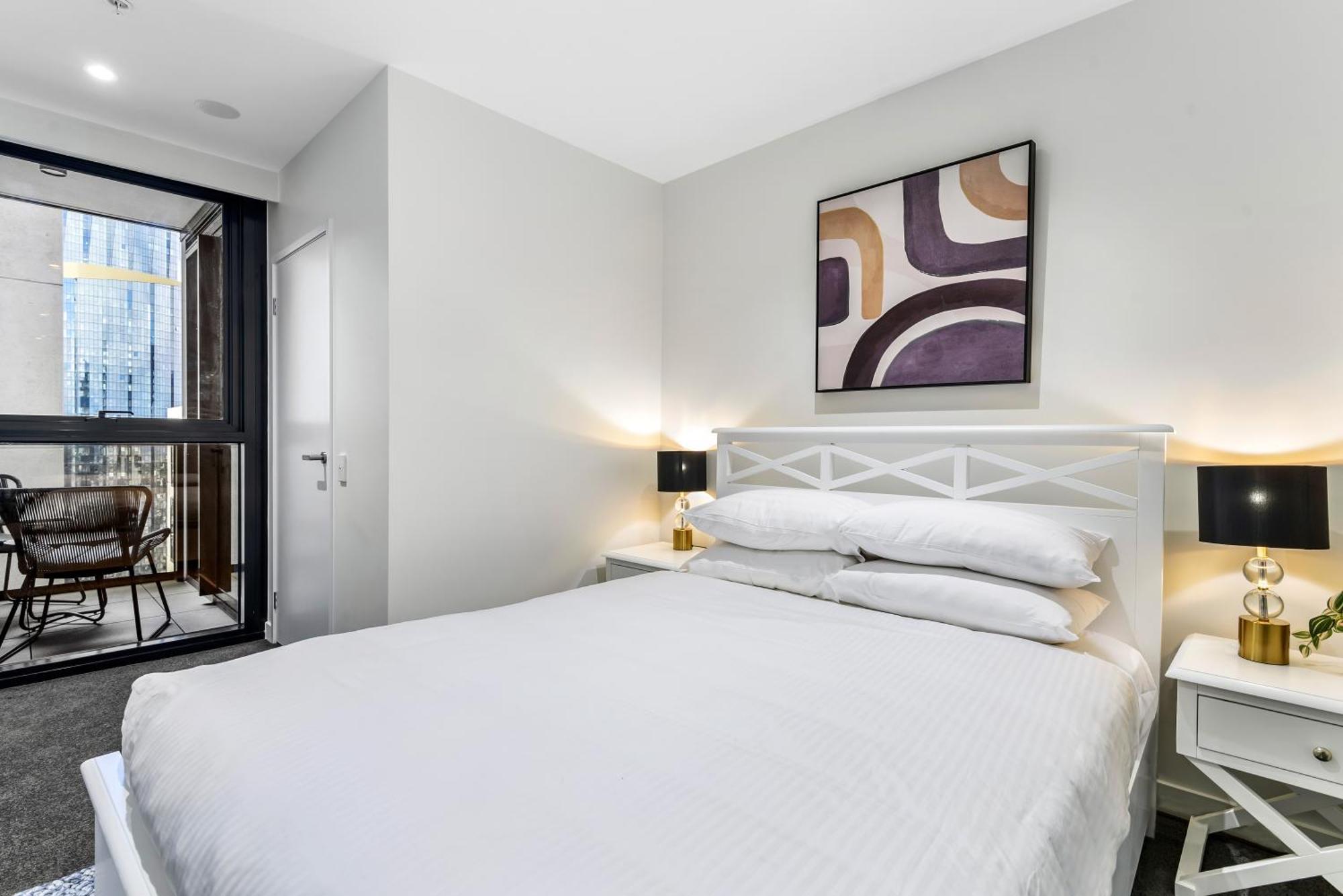 Chic Urban Escape Pool, Gym And Charm Apartment Melbourne