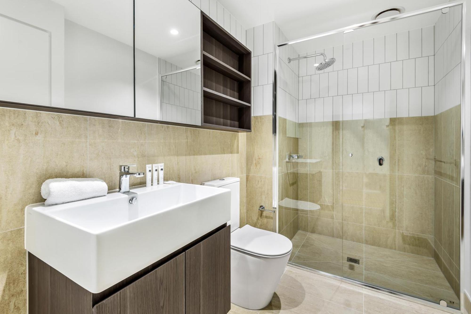 Chic Urban Escape Pool, Gym And Charm Apartment Melbourne