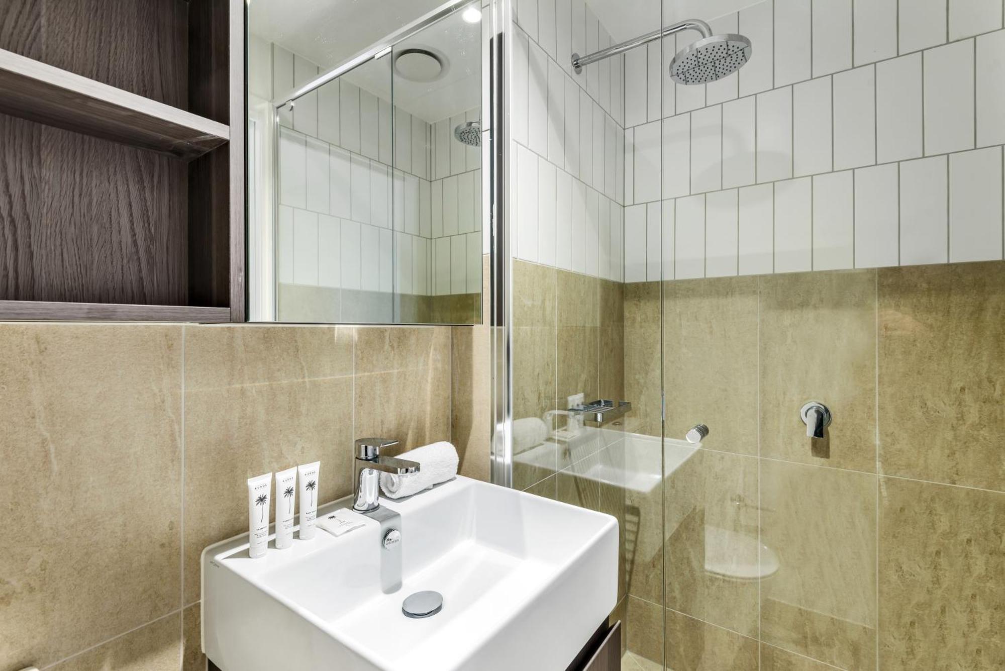 Chic Urban Escape Pool, Gym And Charm Apartment