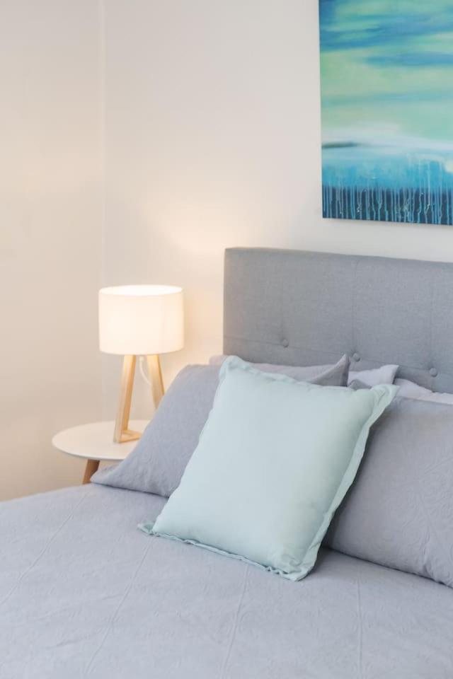 Sunlit Suburbia - A Breezy Abode In Glen Waverley Holiday home *