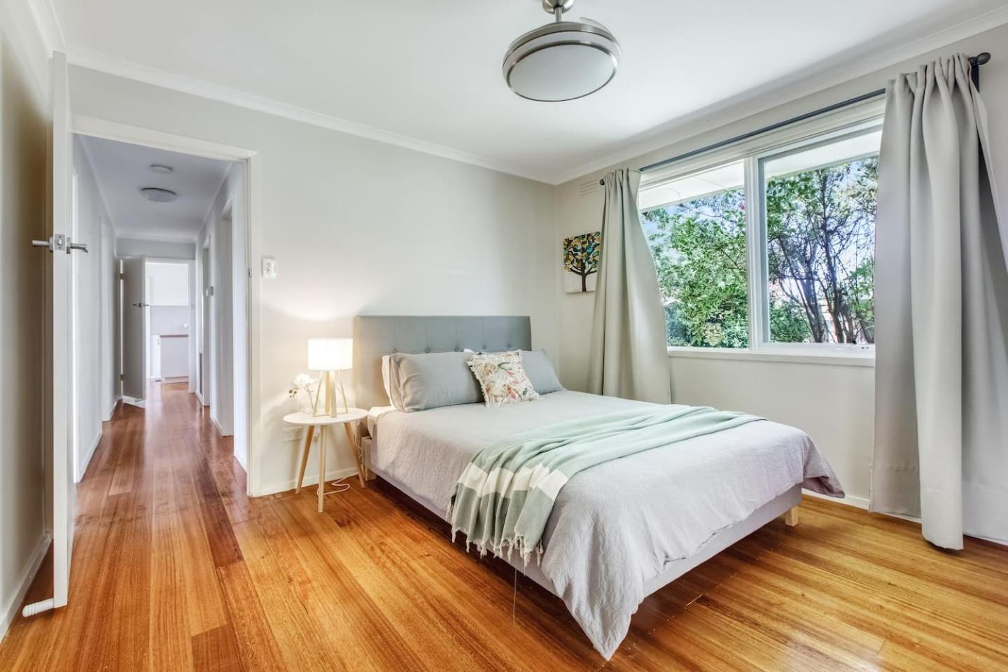 Sunlit Suburbia - A Breezy Abode In Glen Waverley