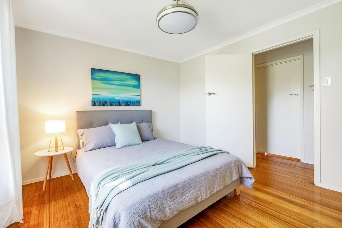 Sunlit Suburbia - A Breezy Abode In Glen Waverley Holiday home *
