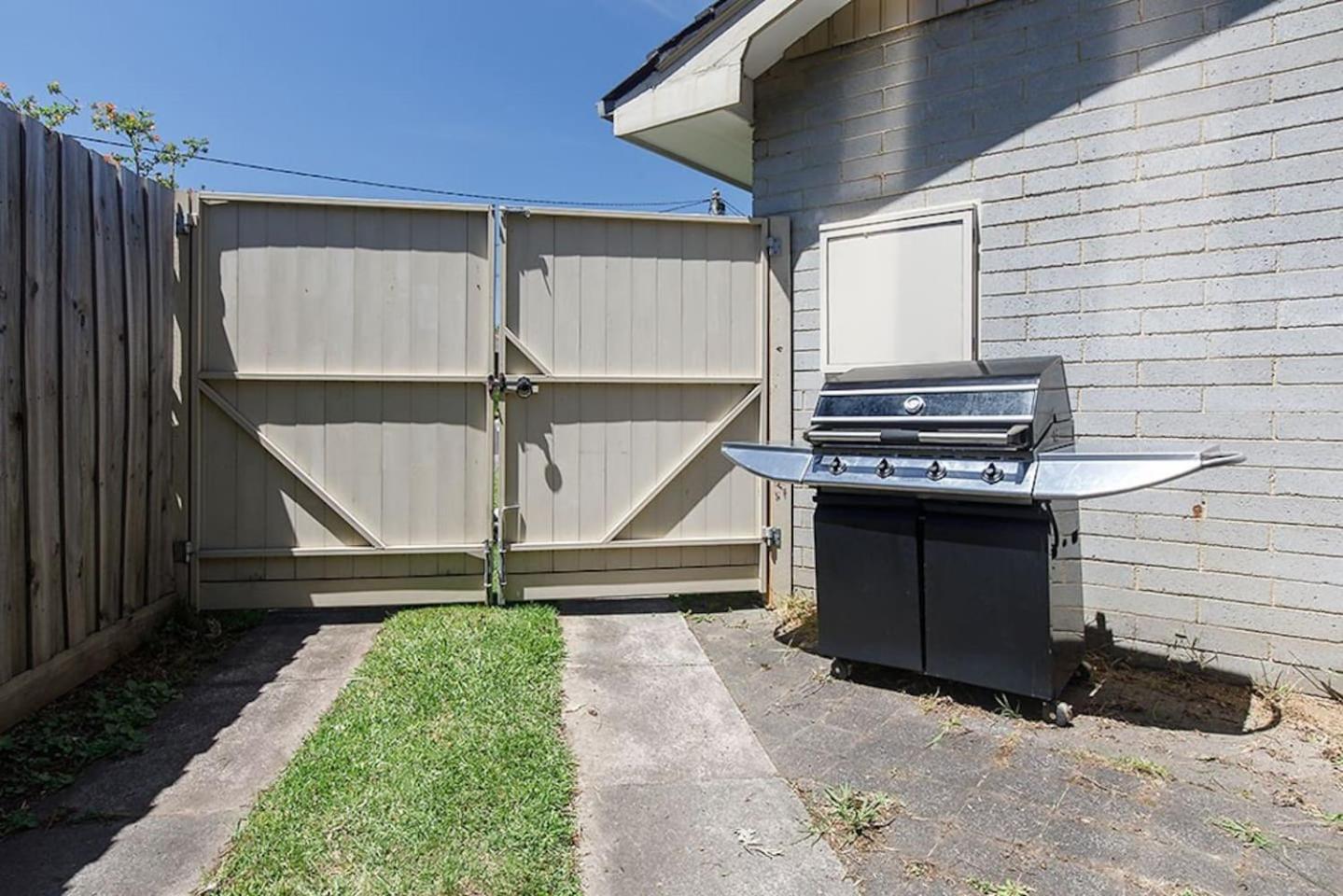 Holiday home Sunlit Suburbia - A Breezy Abode In Glen Waverley *