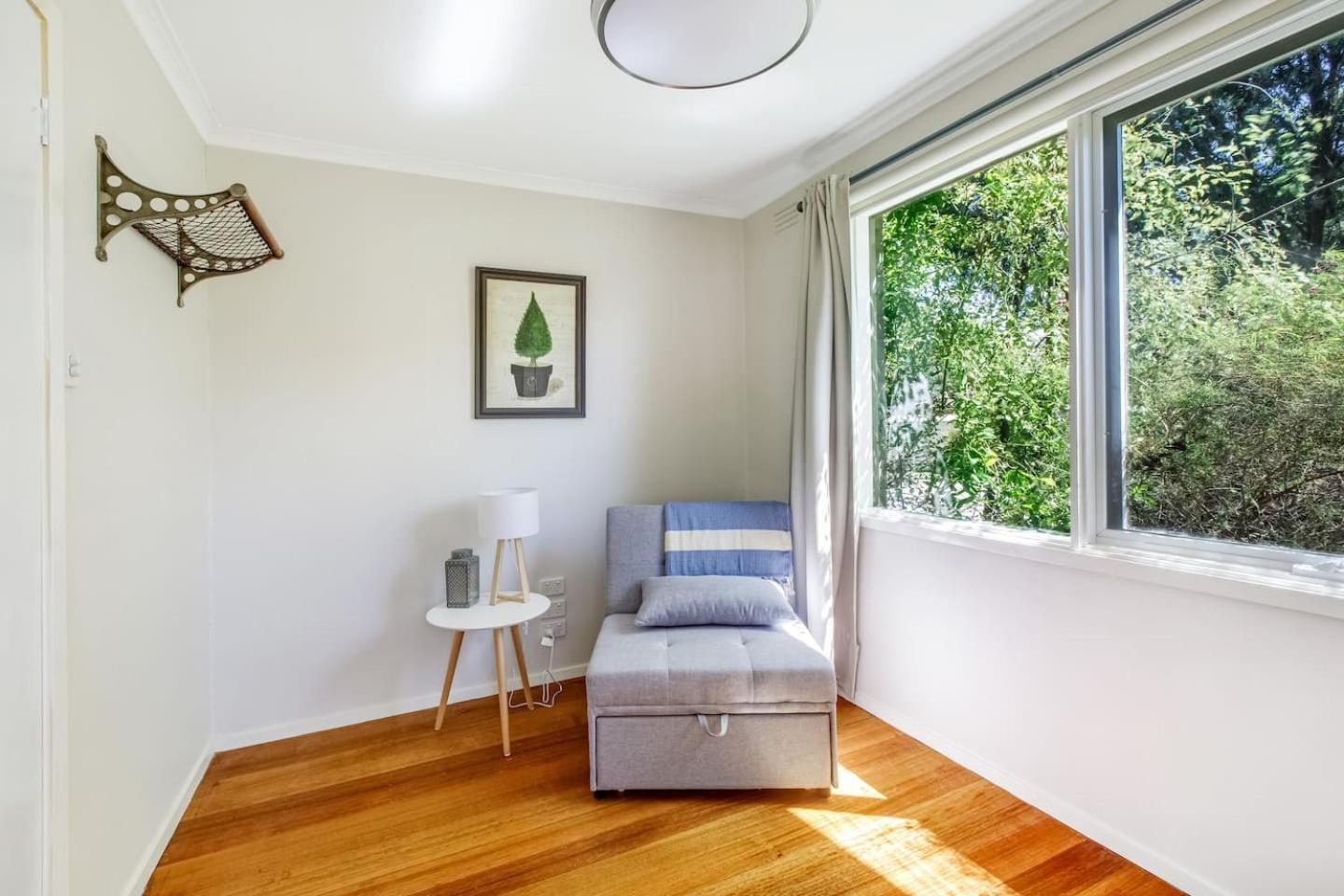 Sunlit Suburbia - A Breezy Abode In Glen Waverley Holiday home *