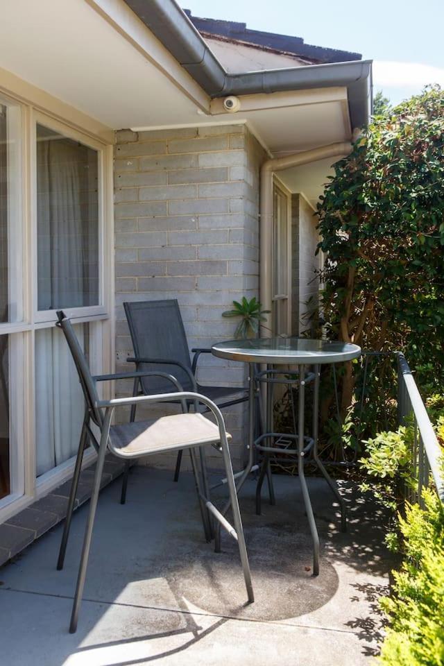 Sunlit Suburbia - A Breezy Abode In Glen Waverley Holiday home