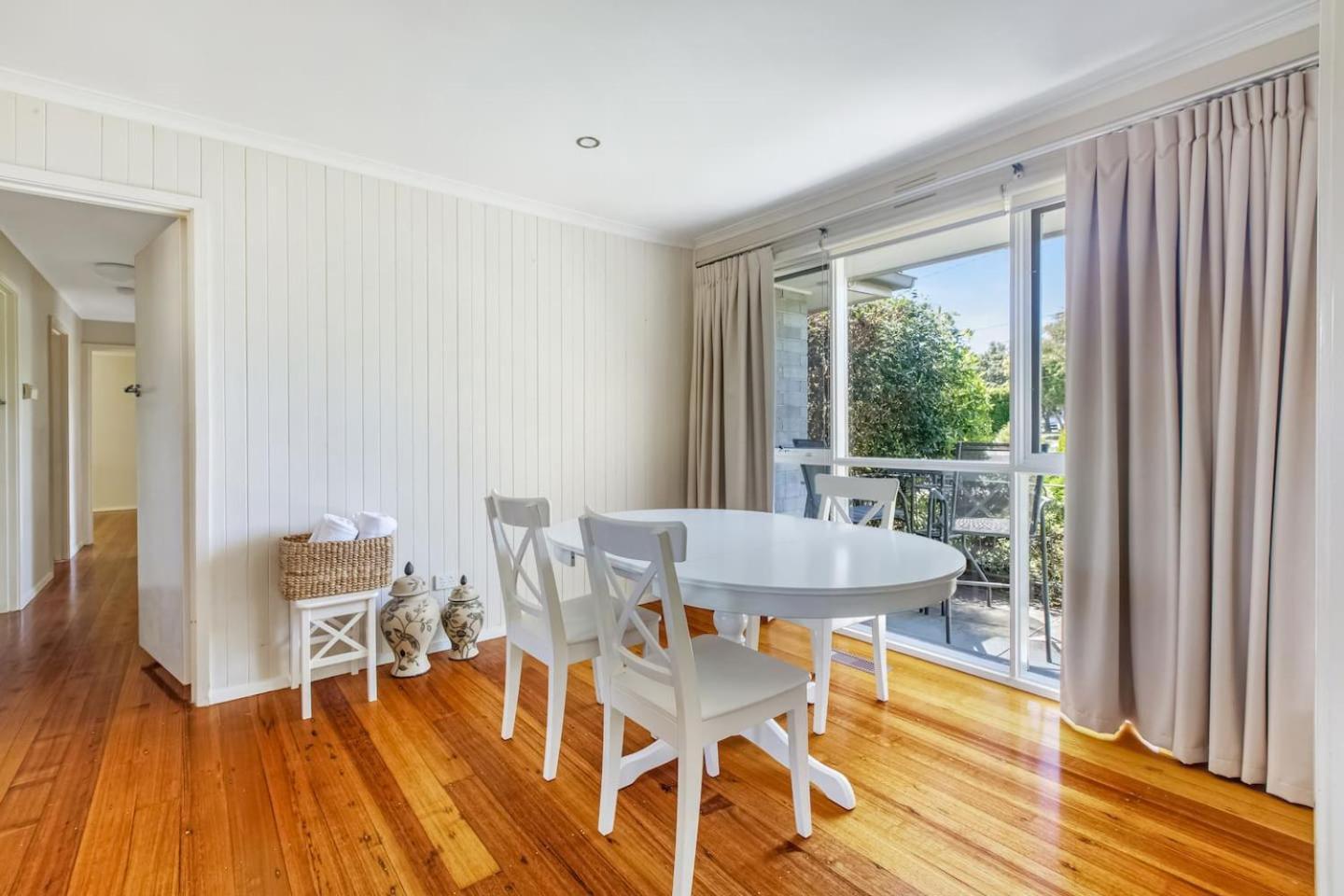 Sunlit Suburbia - A Breezy Abode In Glen Waverley *