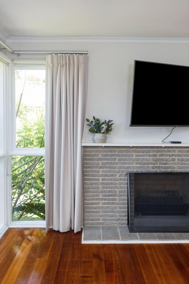 Sunlit Suburbia - A Breezy Abode In Glen Waverley