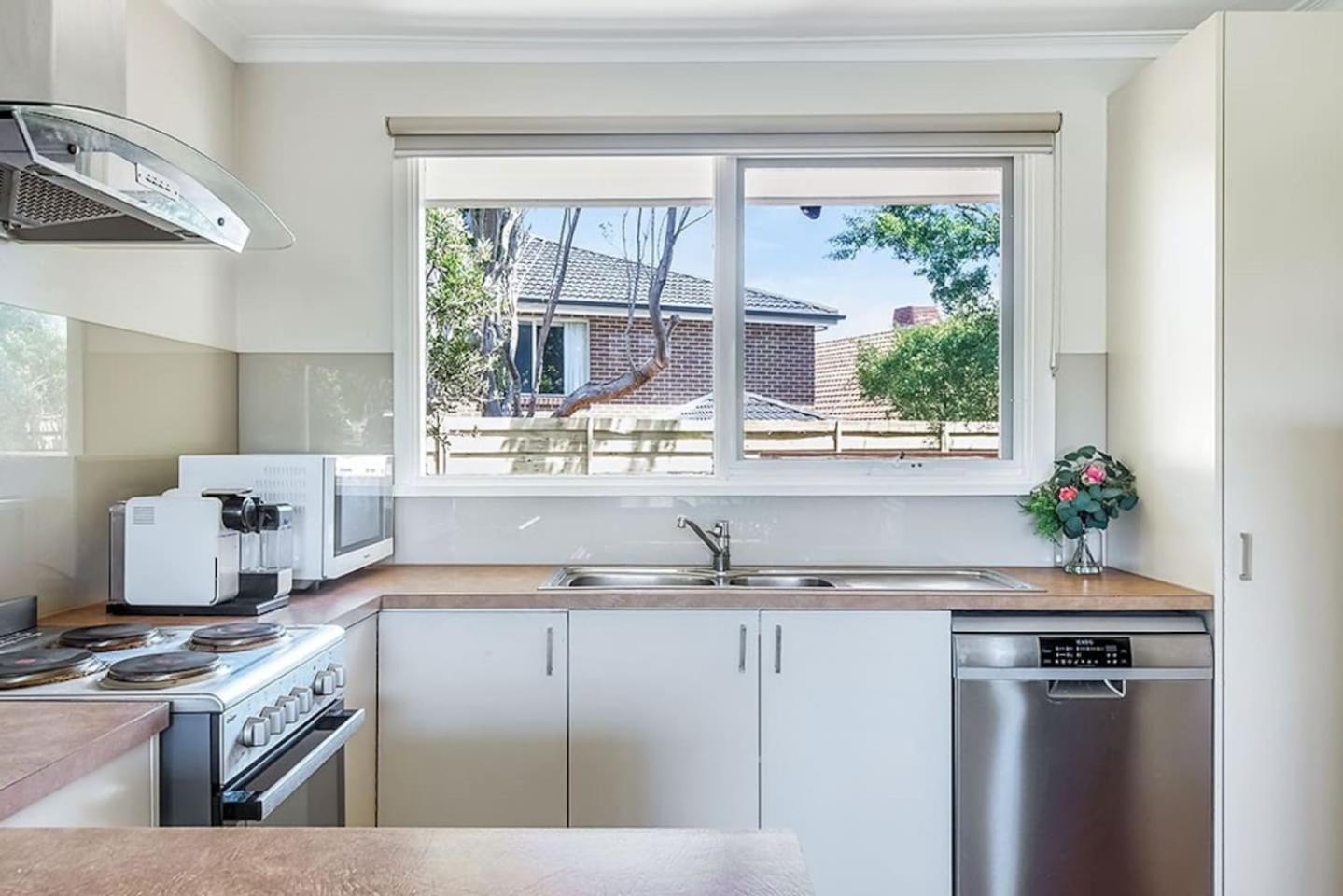 Sunlit Suburbia - A Breezy Abode In Glen Waverley Holiday home *