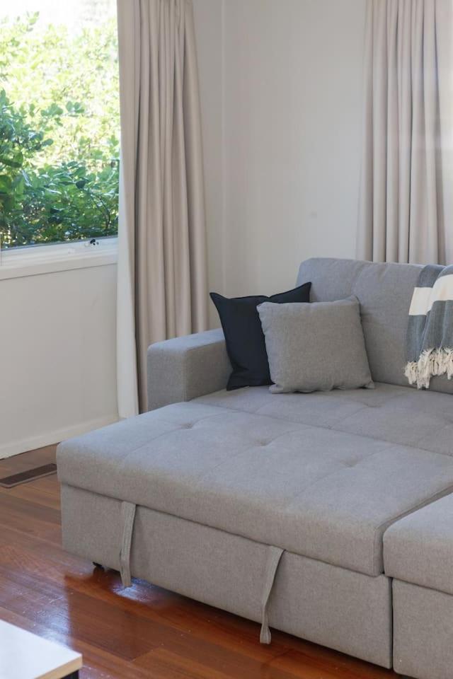 Sunlit Suburbia - A Breezy Abode In Glen Waverley Melbourne