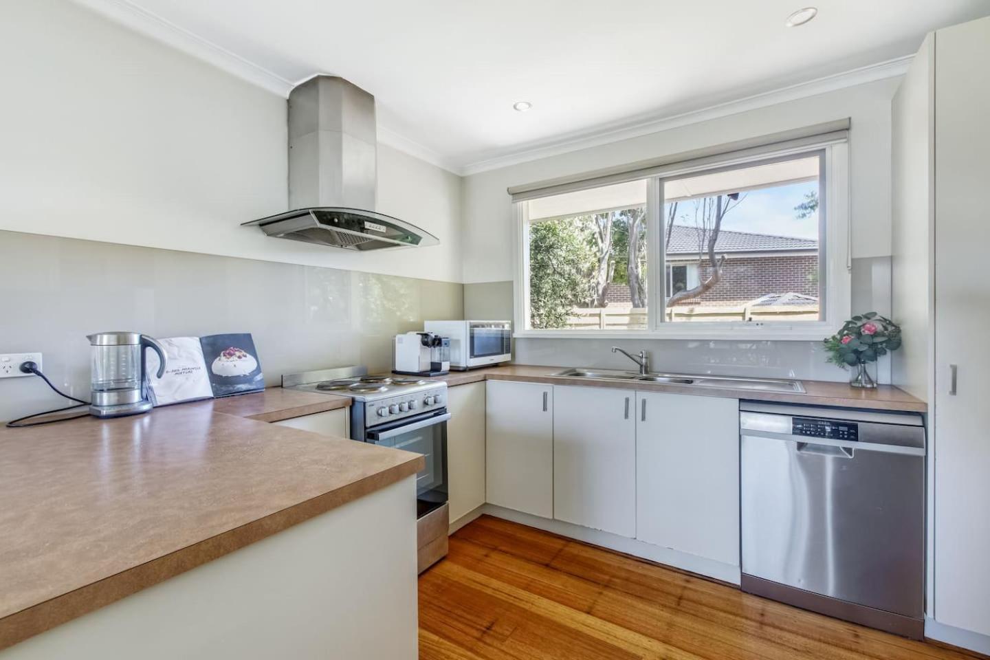 Sunlit Suburbia - A Breezy Abode In Glen Waverley