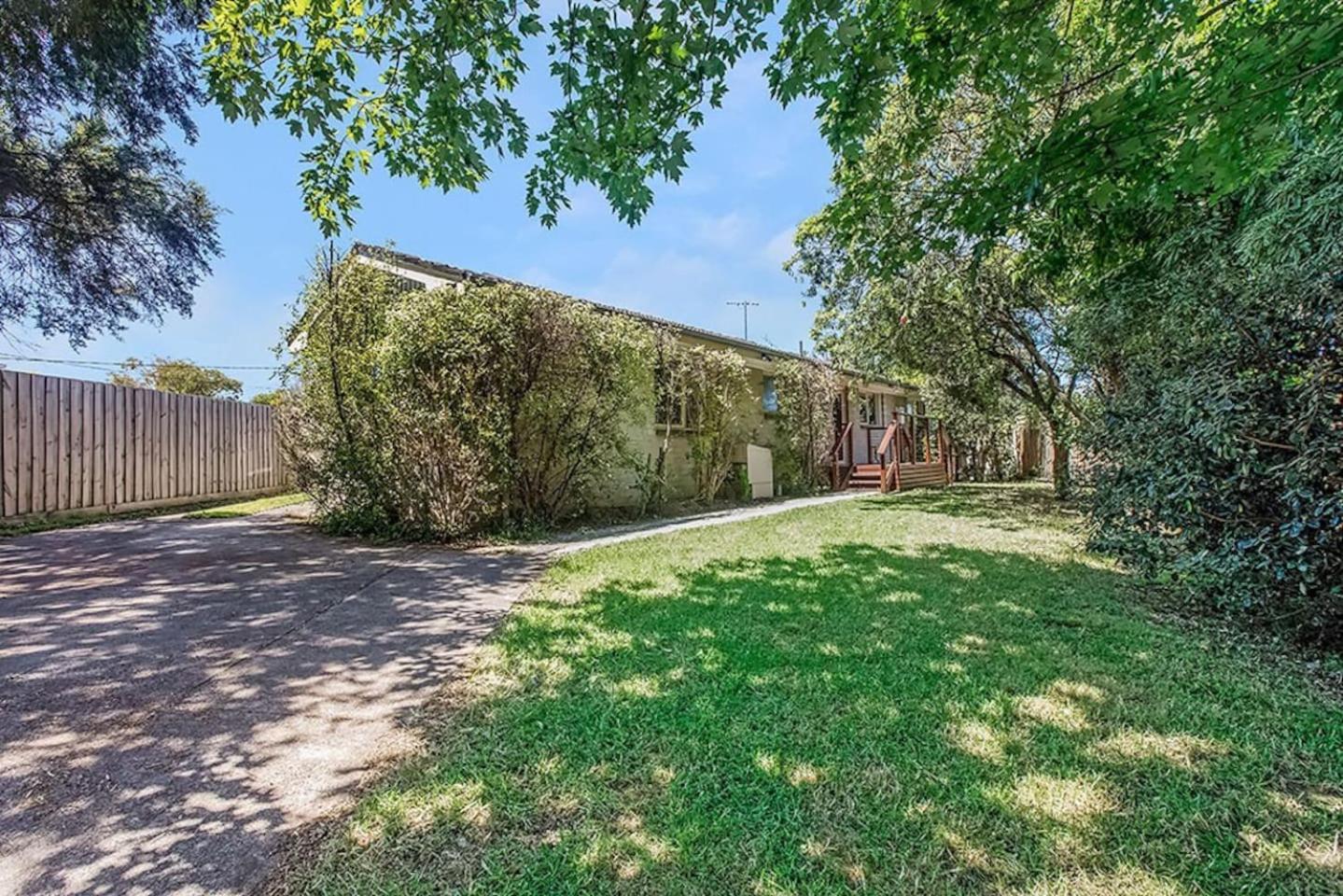 Sunlit Suburbia - A Breezy Abode In Glen Waverley Holiday home *