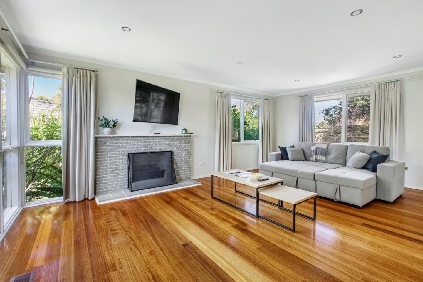Holiday home Sunlit Suburbia - A Breezy Abode In Glen Waverley Melbourne