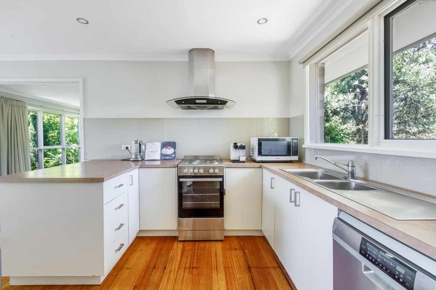 Sunlit Suburbia - A Breezy Abode In Glen Waverley Holiday home Melbourne