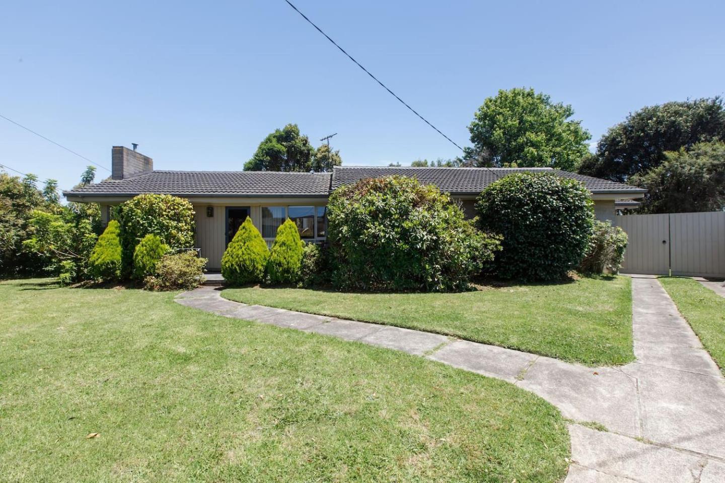 Sunlit Suburbia - A Breezy Abode In Glen Waverley Melbourne