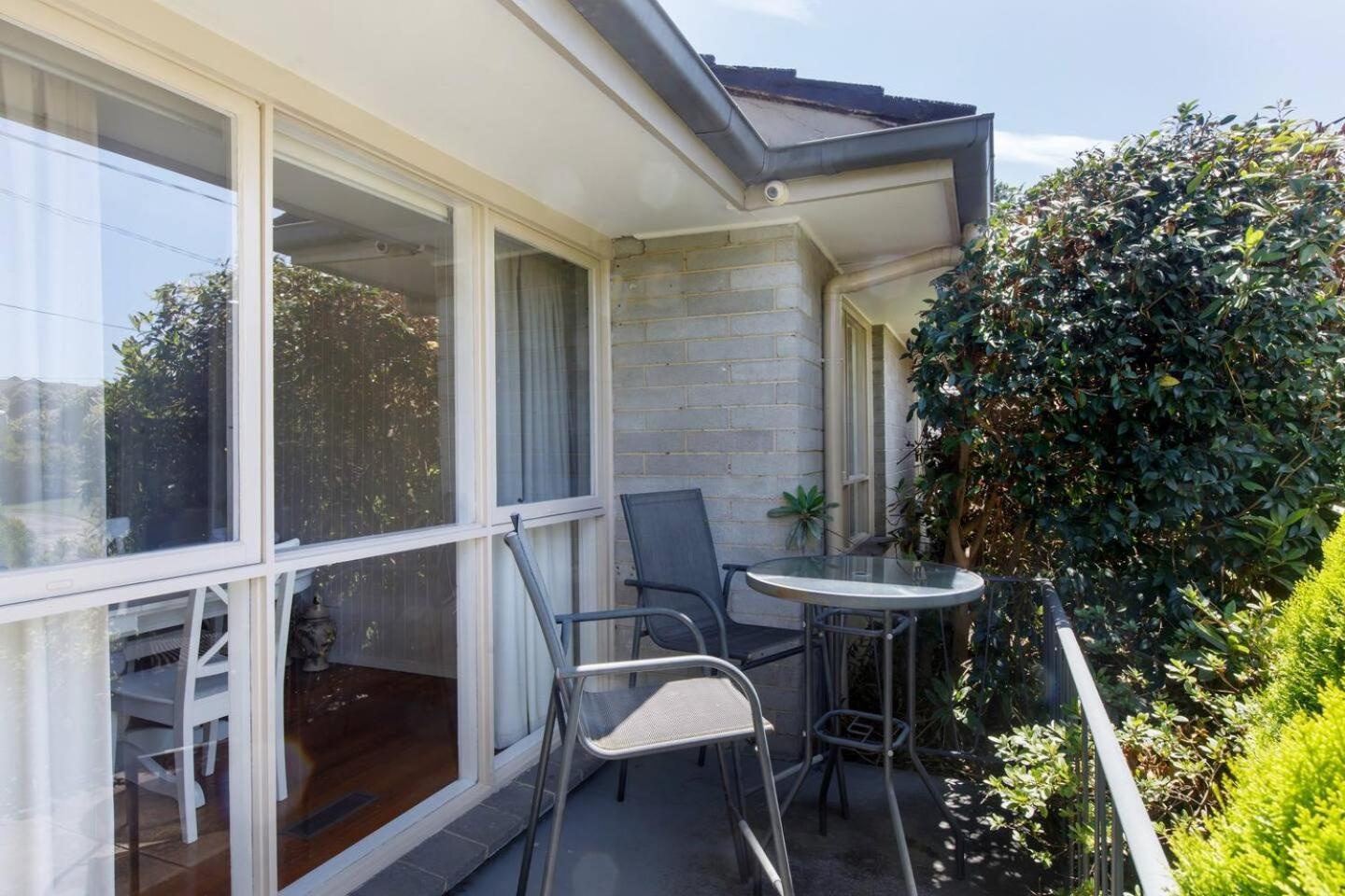 Sunlit Suburbia - A Breezy Abode In Glen Waverley Holiday home Melbourne