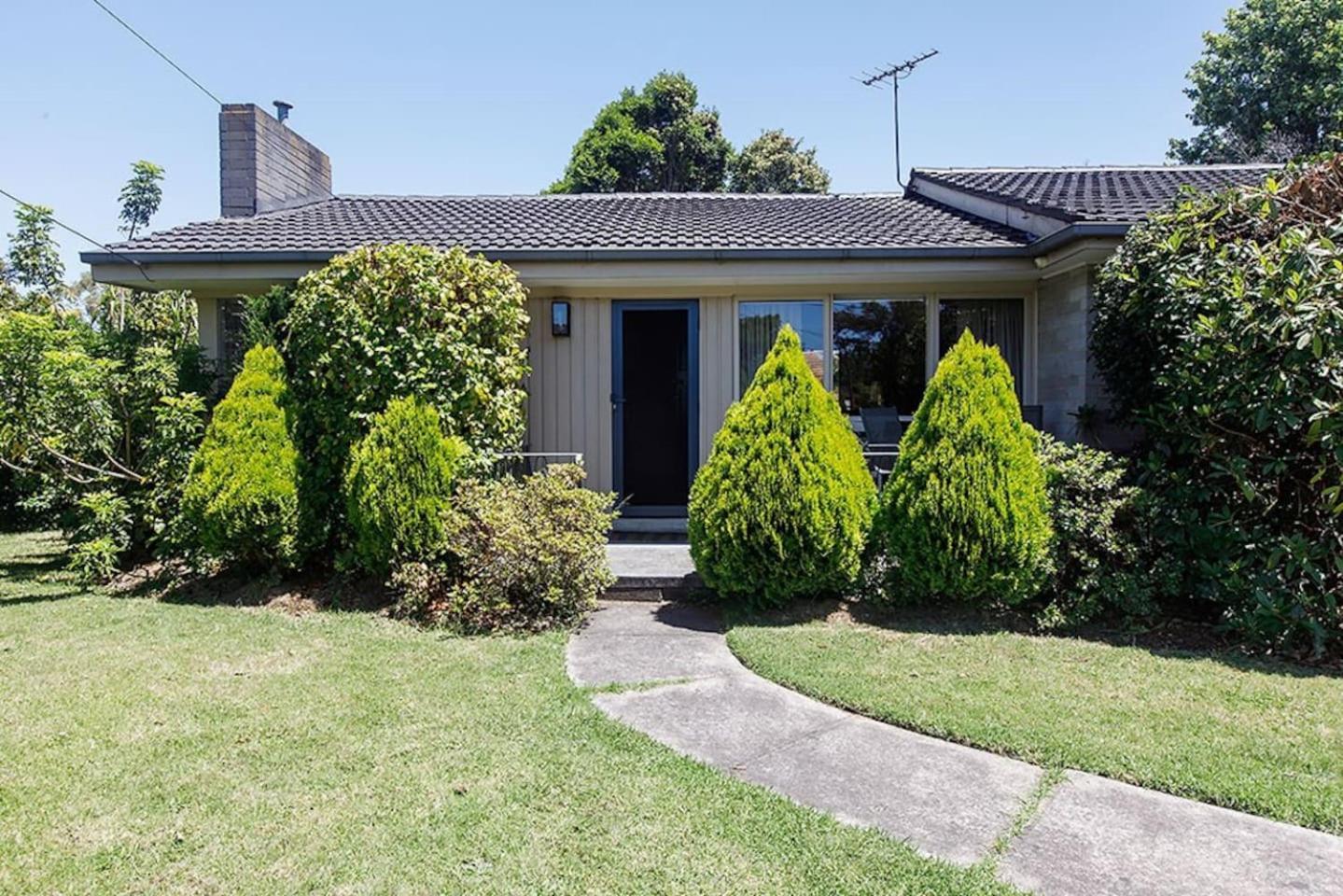 Holiday home Sunlit Suburbia - A Breezy Abode In Glen Waverley Melbourne