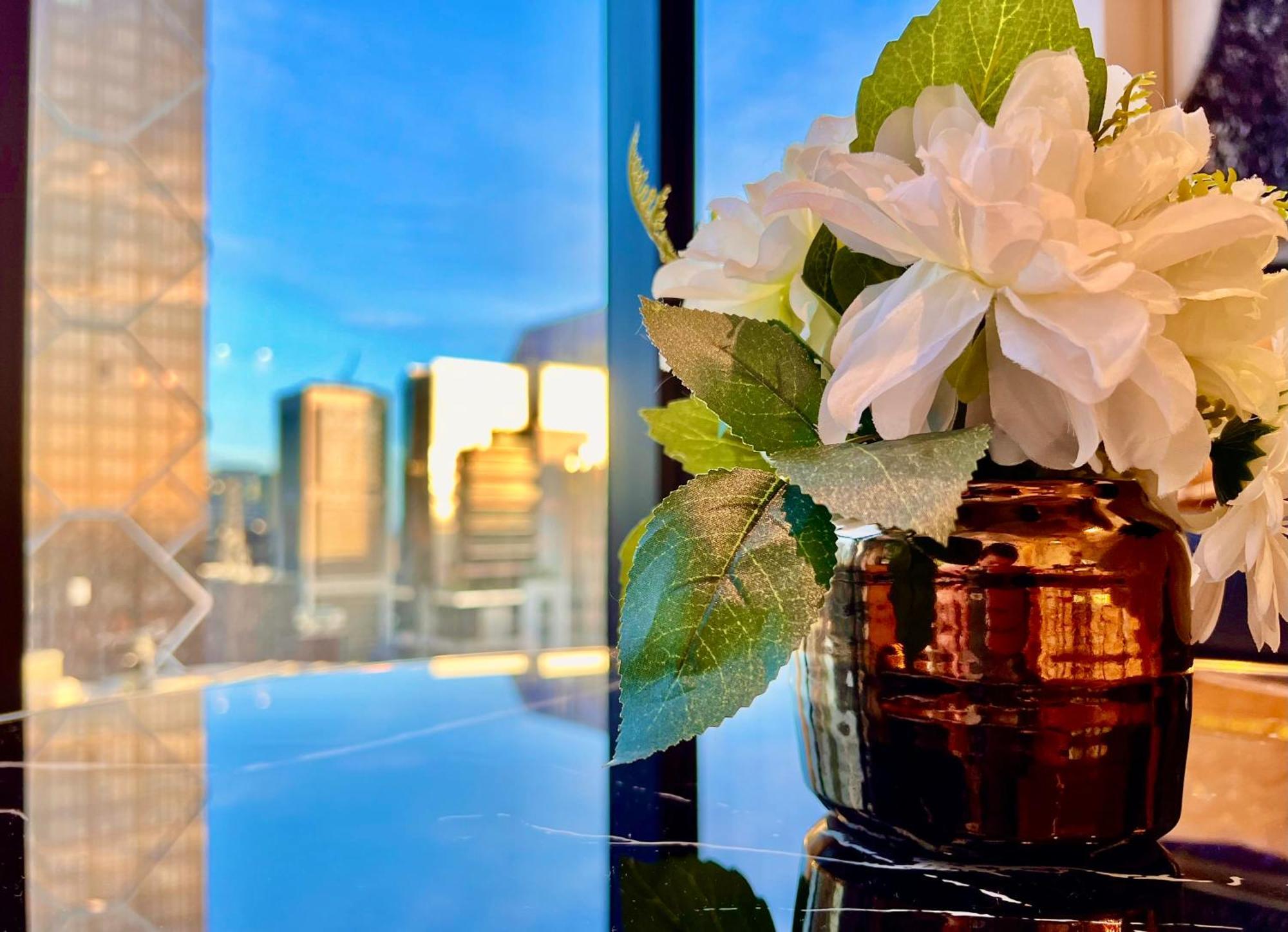 Apartment Highrise Location 2 Bedrooms & 2 Bathrooms *