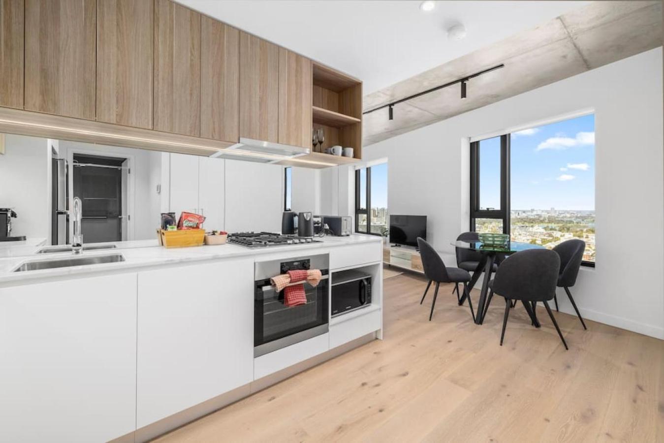 New Chic Stature Southbank 2 Bd Apartment Melbourne