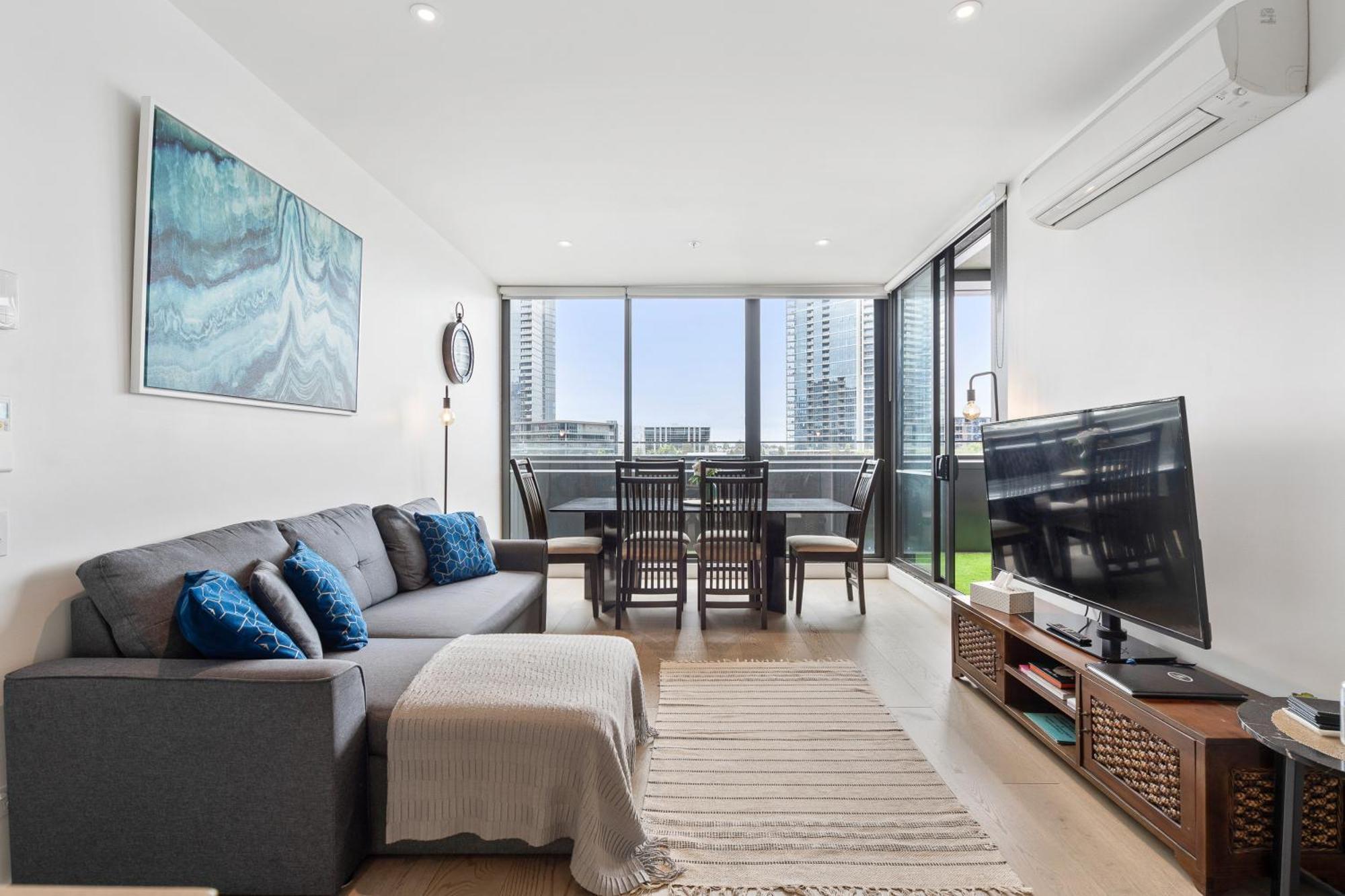 Docklands Riverside Views *