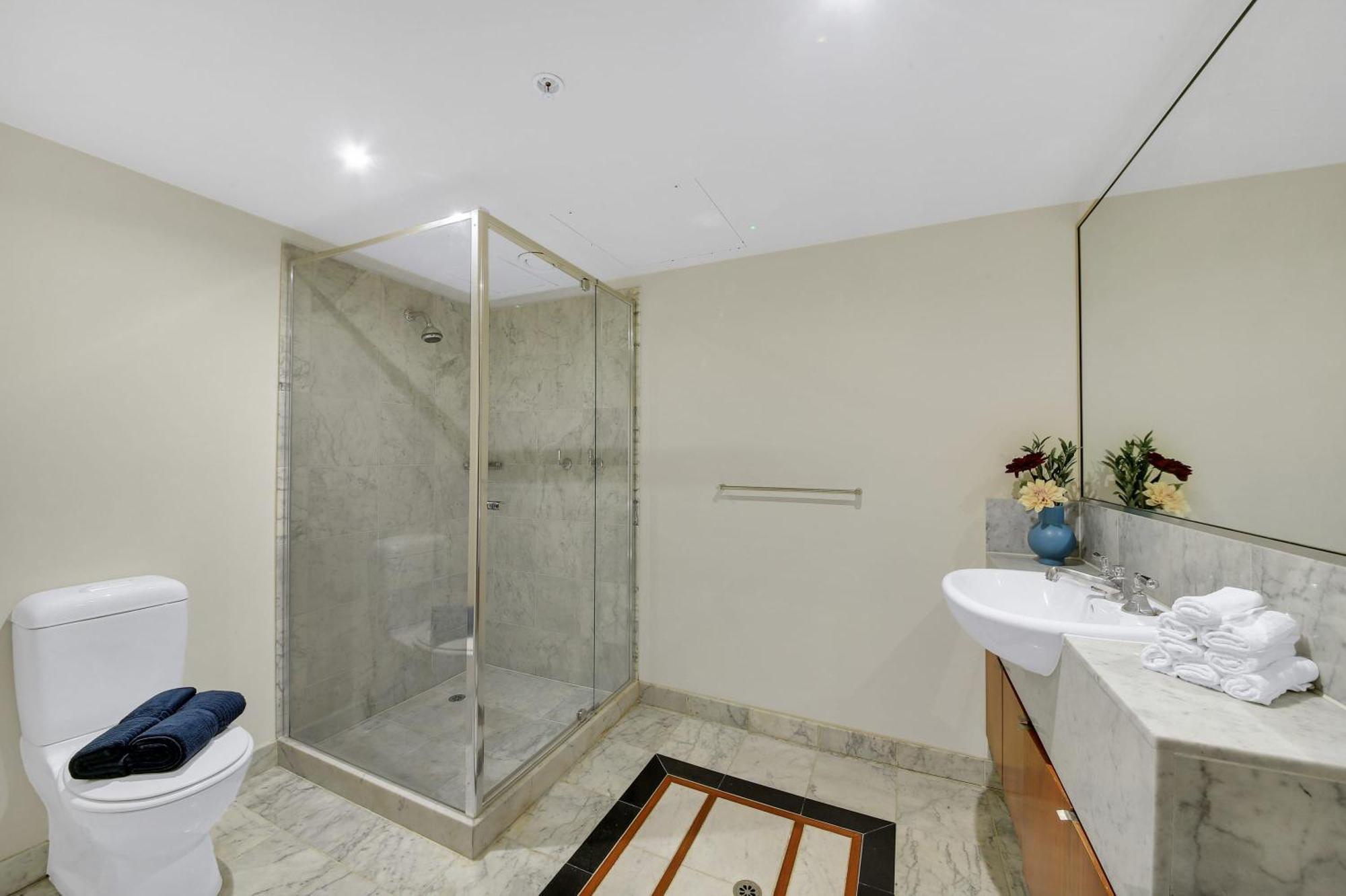 A Spacious & Cozy 3br With Free Parking *