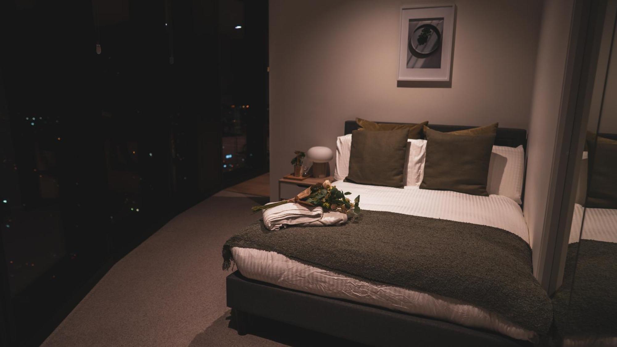 Luxe Panoramic 3 Bedroom Penthouse With Onsite Parking Apartment *