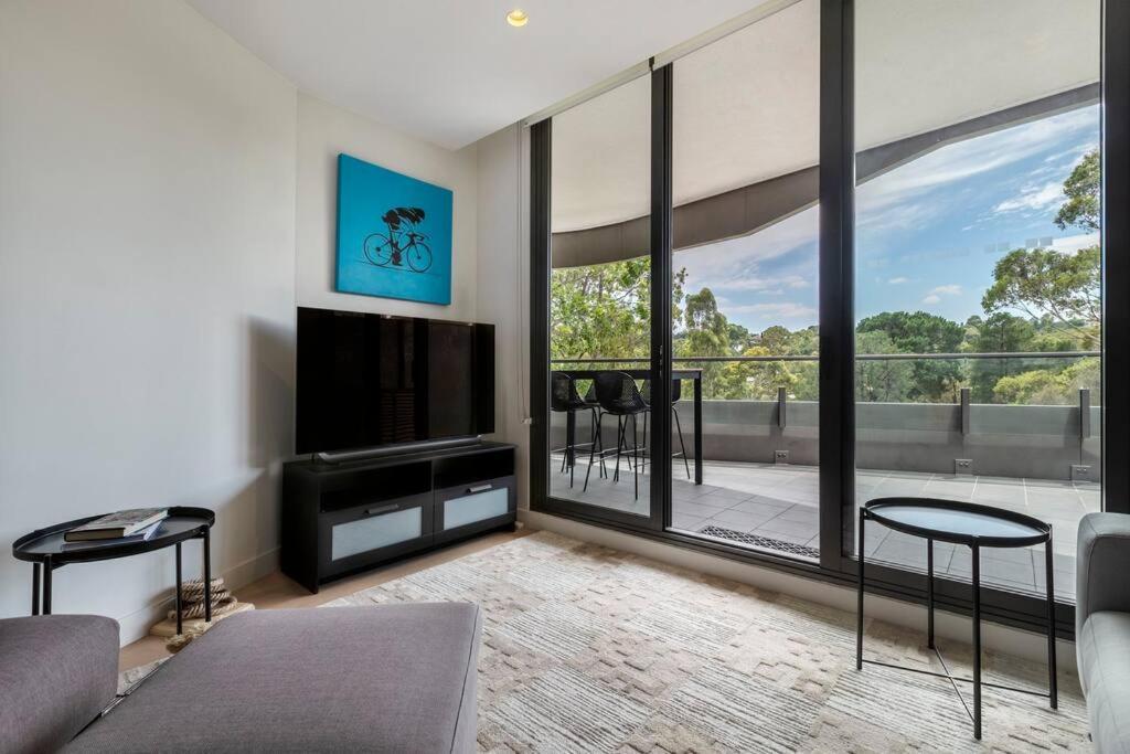 Peaceful 2 Bedroom Unit With Free Parking *
