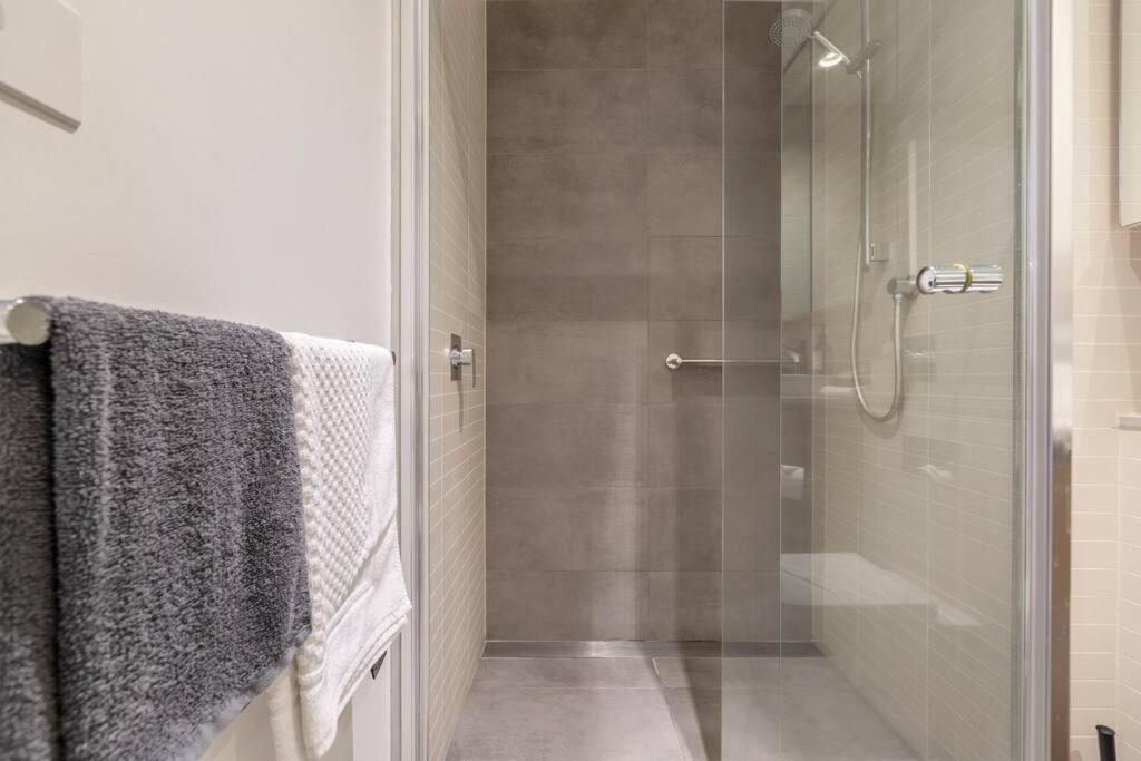 Peaceful 2 Bedroom Unit With Free Parking