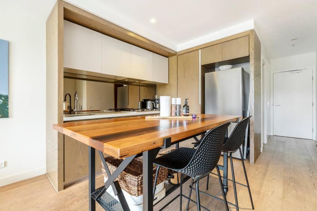 Peaceful 2 Bedroom Unit With Free Parking Apartment *