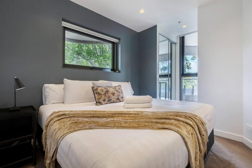 Peaceful 2 Bedroom Unit With Free Parking Apartment Melbourne