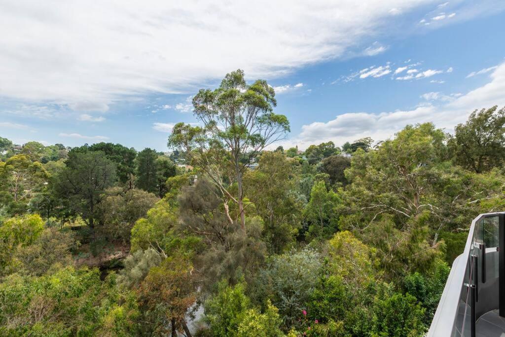 Peaceful 2 Bedroom Unit With Free Parking Apartment *