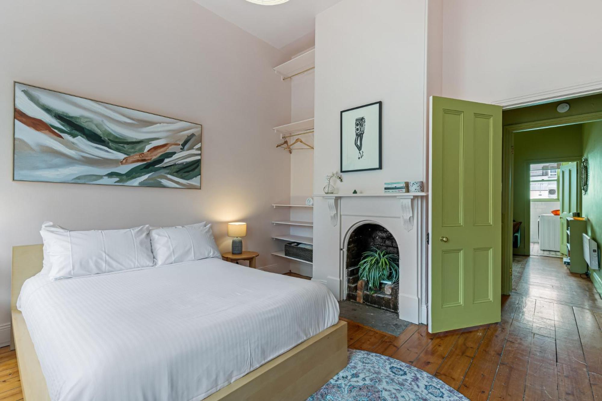 Colourful & Charming 2-bed Fitzroy Heritage Holiday home *