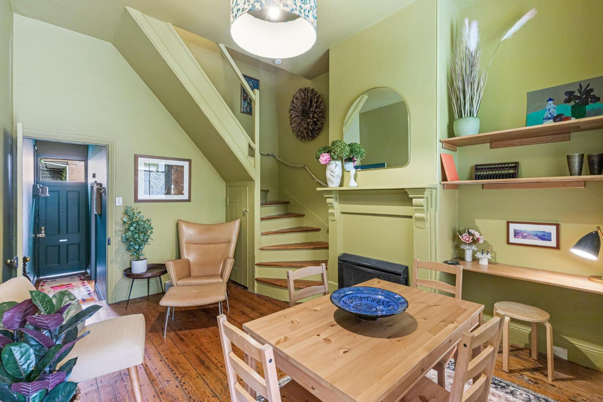 Colourful & Charming 2-bed Fitzroy Heritage *