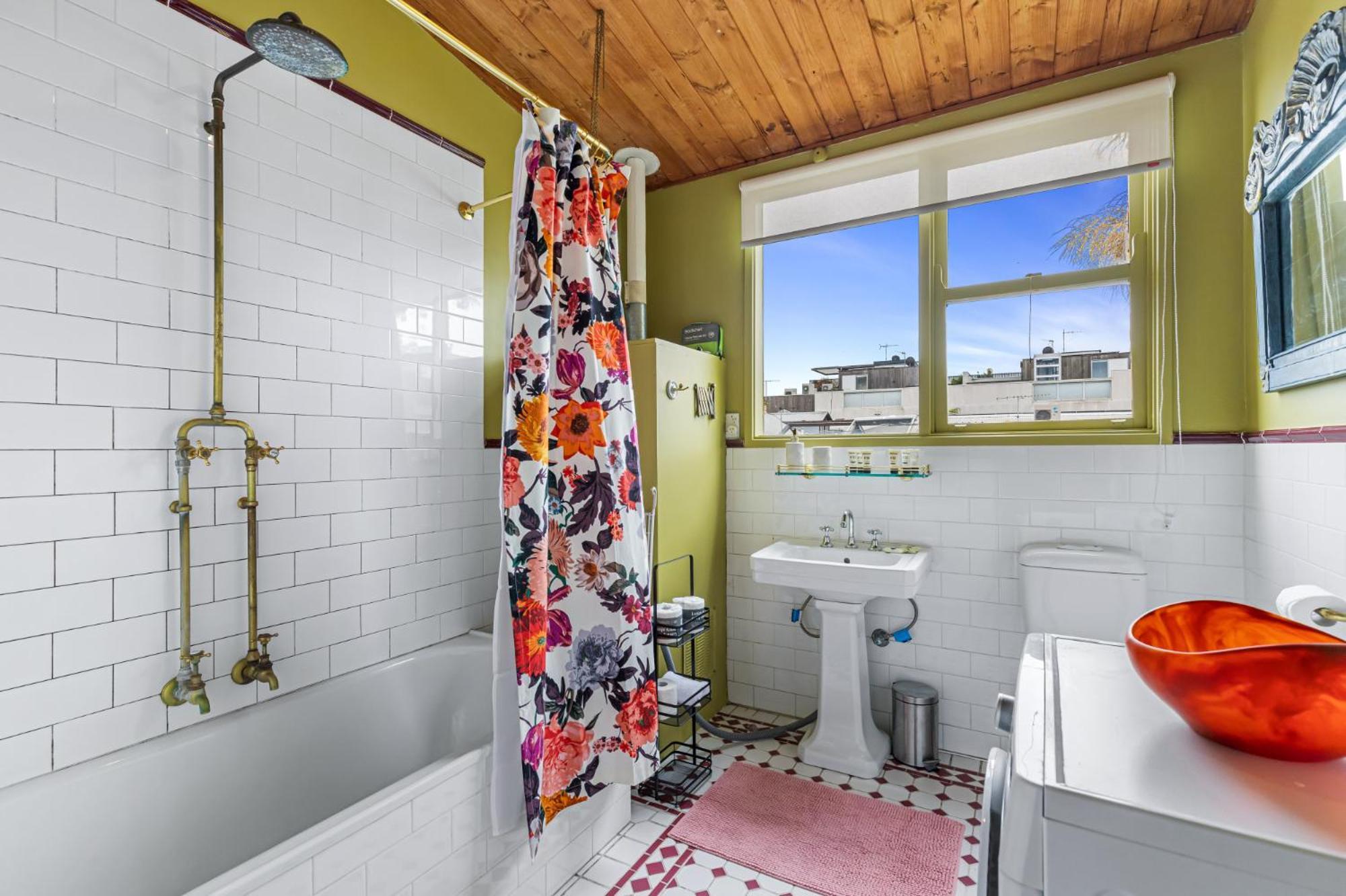 Colourful & Charming 2-bed Fitzroy Heritage Holiday home
