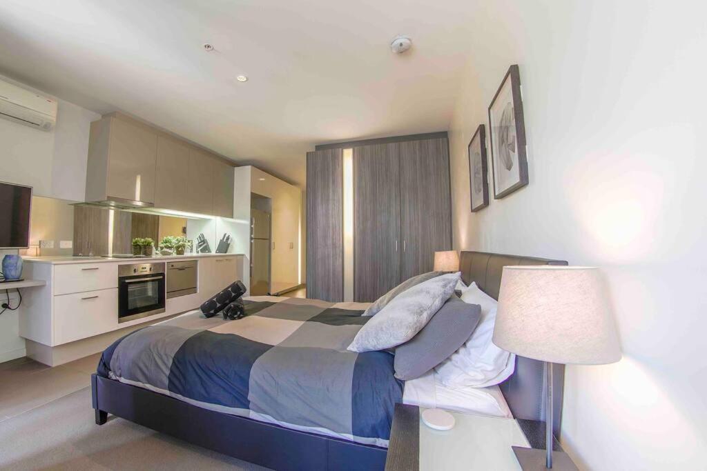 Apartment Location In The Cbd; Pool, Gym, Rockclimbing +7 Other Amenities Melbourne