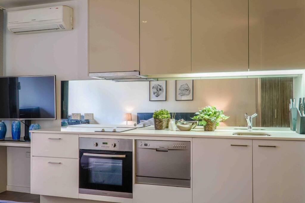 Location In The Cbd; Pool, Gym, Rockclimbing +7 Other Amenities * Melbourne
