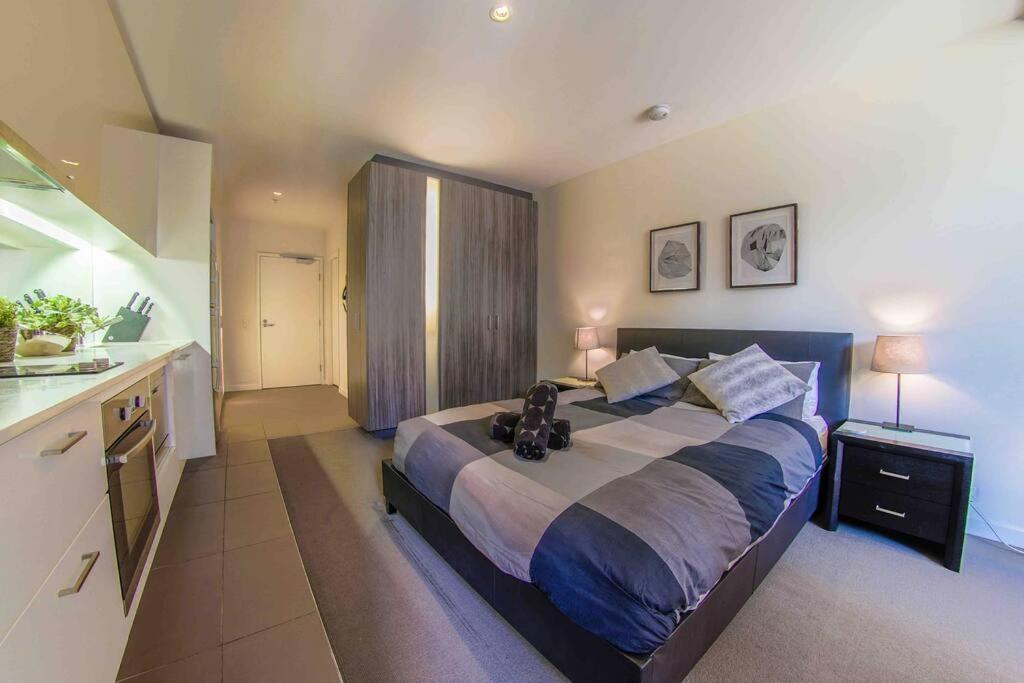 Location In The Cbd; Pool, Gym, Rockclimbing +7 Other Amenities Apartment Melbourne